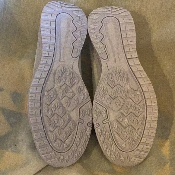 NWOT Women’s Casual Sneaker - Picture 3 of 3